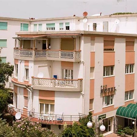Hotel Ausonia Follonica Bagian luar foto