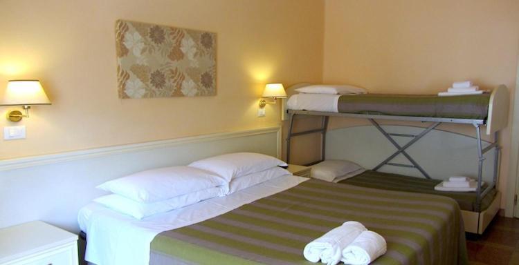 Hotel Ausonia Follonica Bagian luar foto