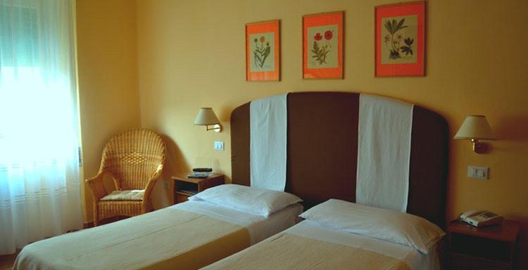 Hotel Ausonia Follonica Bagian luar foto