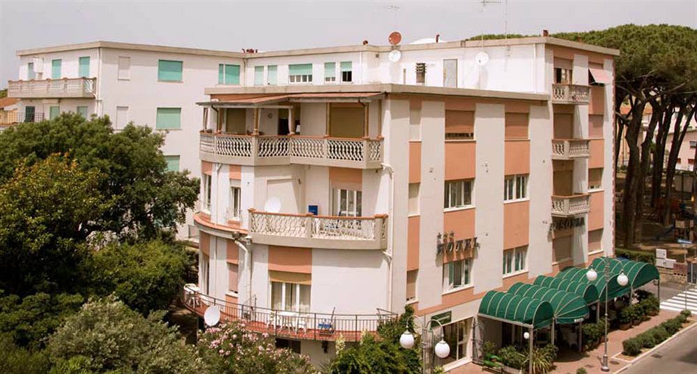 Hotel Ausonia Follonica Bagian luar foto